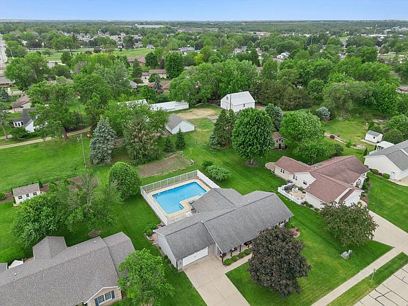 3rd image of 813 Pleasant Hill Dr