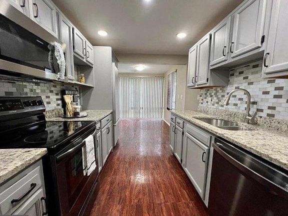 Kitchen and Eat-in Area