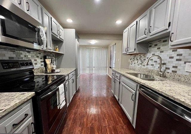 Kitchen and Eat-in Area