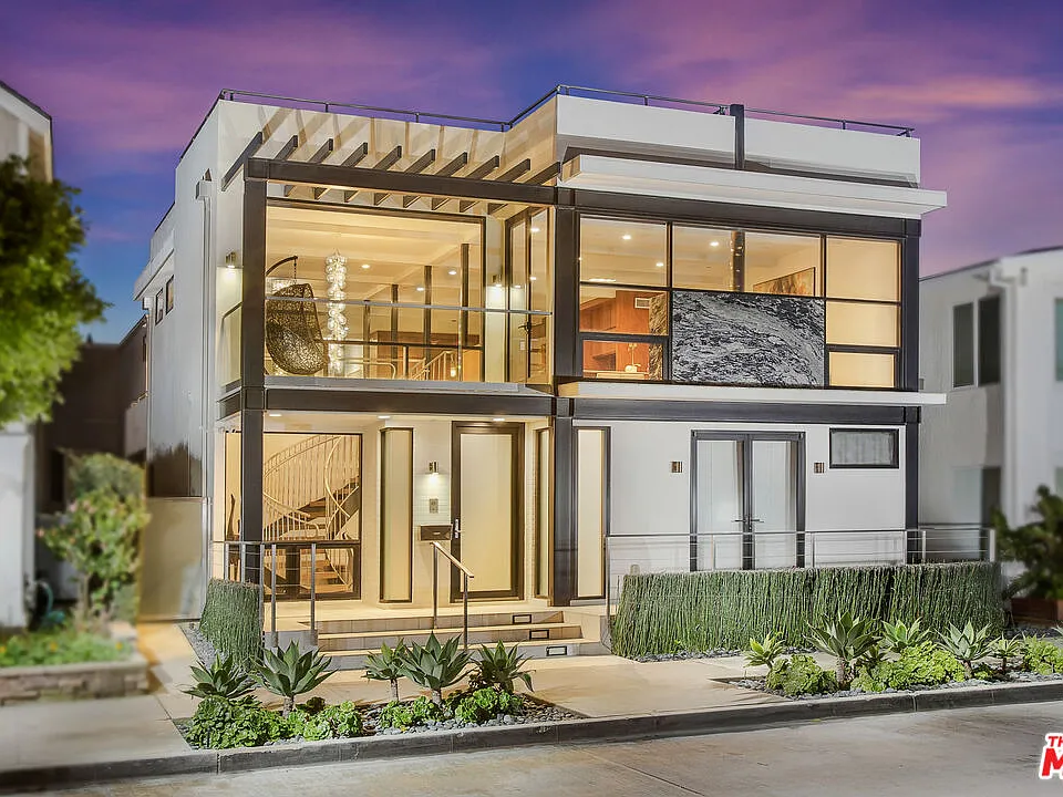 2105 E Balboa Blvd
