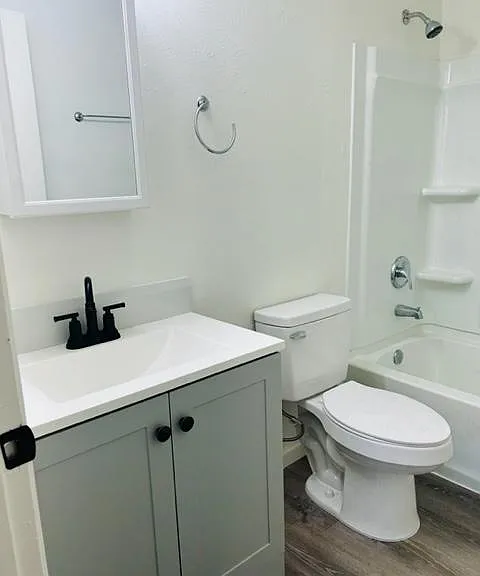 2315 E 13th St #8 — Photo 3