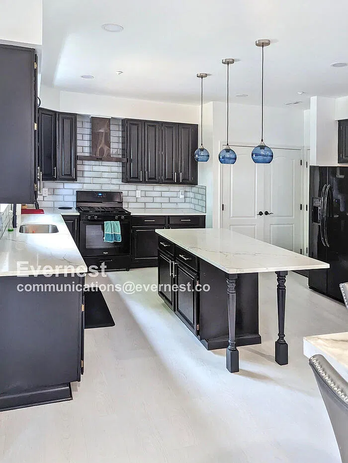 5 bed, 3.5 bath, 3976 sqft, $4,195 — Photo 4