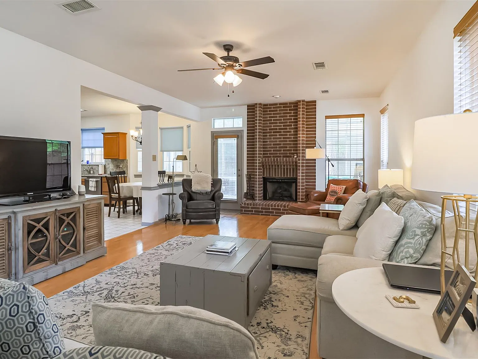 4 bed, 2.5 bath, 2012 sqft, $2,500 — Photo 3