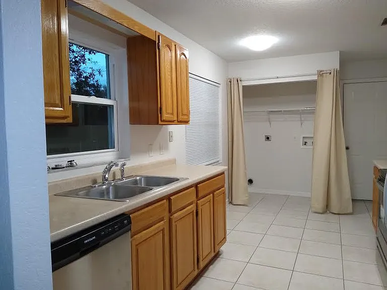 4210 SW 89th Ave — Photo 11