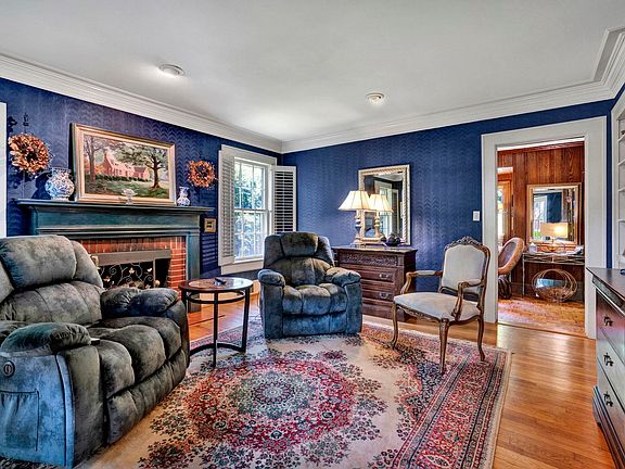 5th image of 305 E Hillcrest Dr