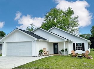 528 W 3rd St, Flora, IL 62839