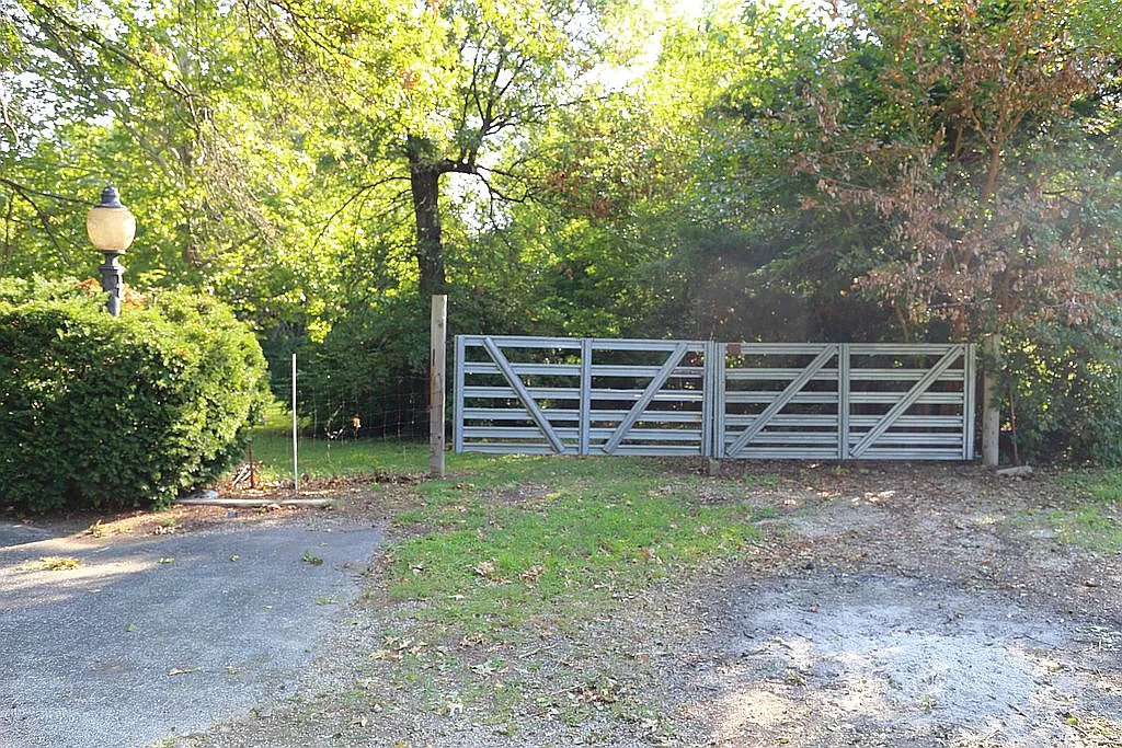 1634 Muegge Rd photo 1