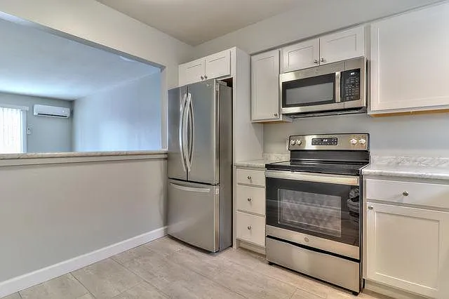 801 Hartwell Dr — Photo 3