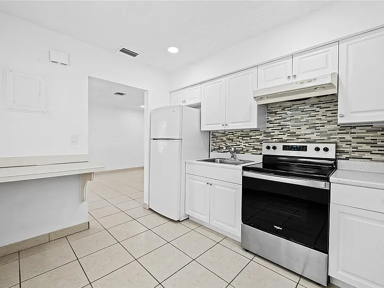 581 NW 17th Pl — Photo 4
