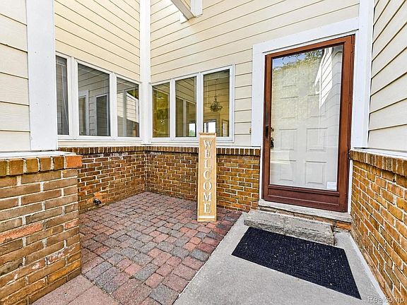 3rd image of 35190 Hillside Dr