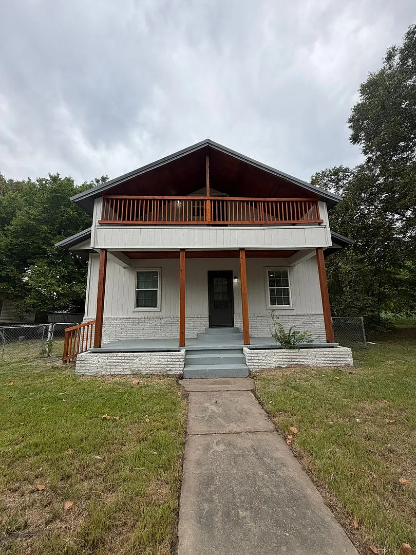 Updated 3-bedroom, 2-bath rental in Muskogee situated on a spacious 0.28-acre lot. — Photo 1