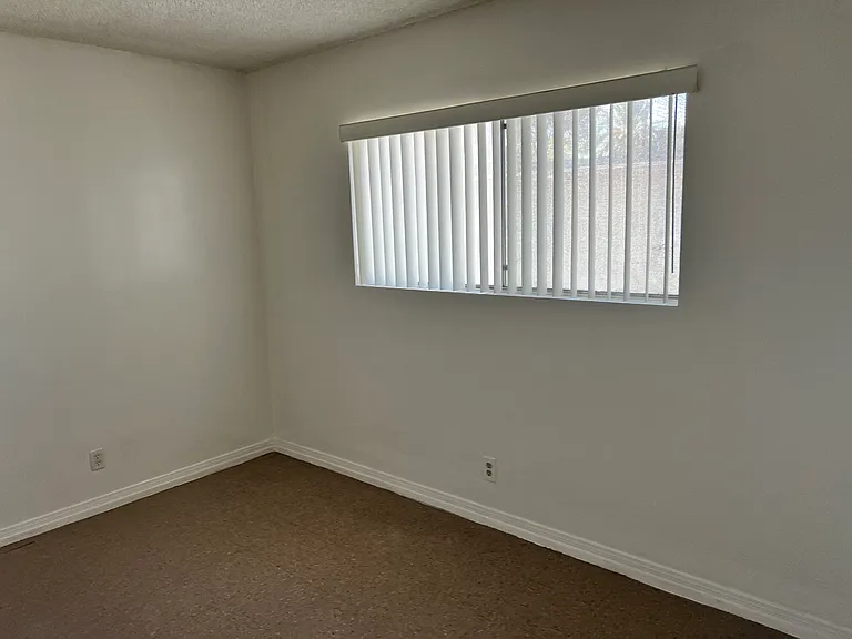 147 N Victoria Ave — Photo 24