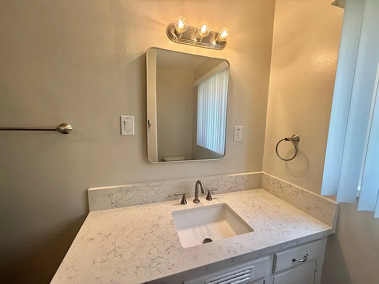 919 E Carson St #1 — Photo 10