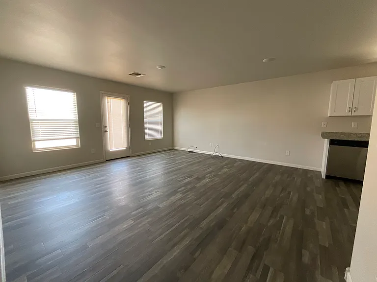 2405 Village Dr — Photo 27