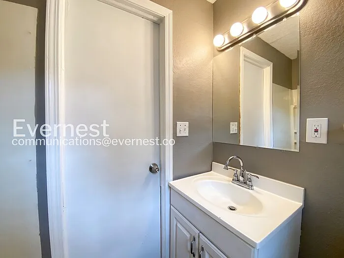 3017 E 51st St — Photo 10