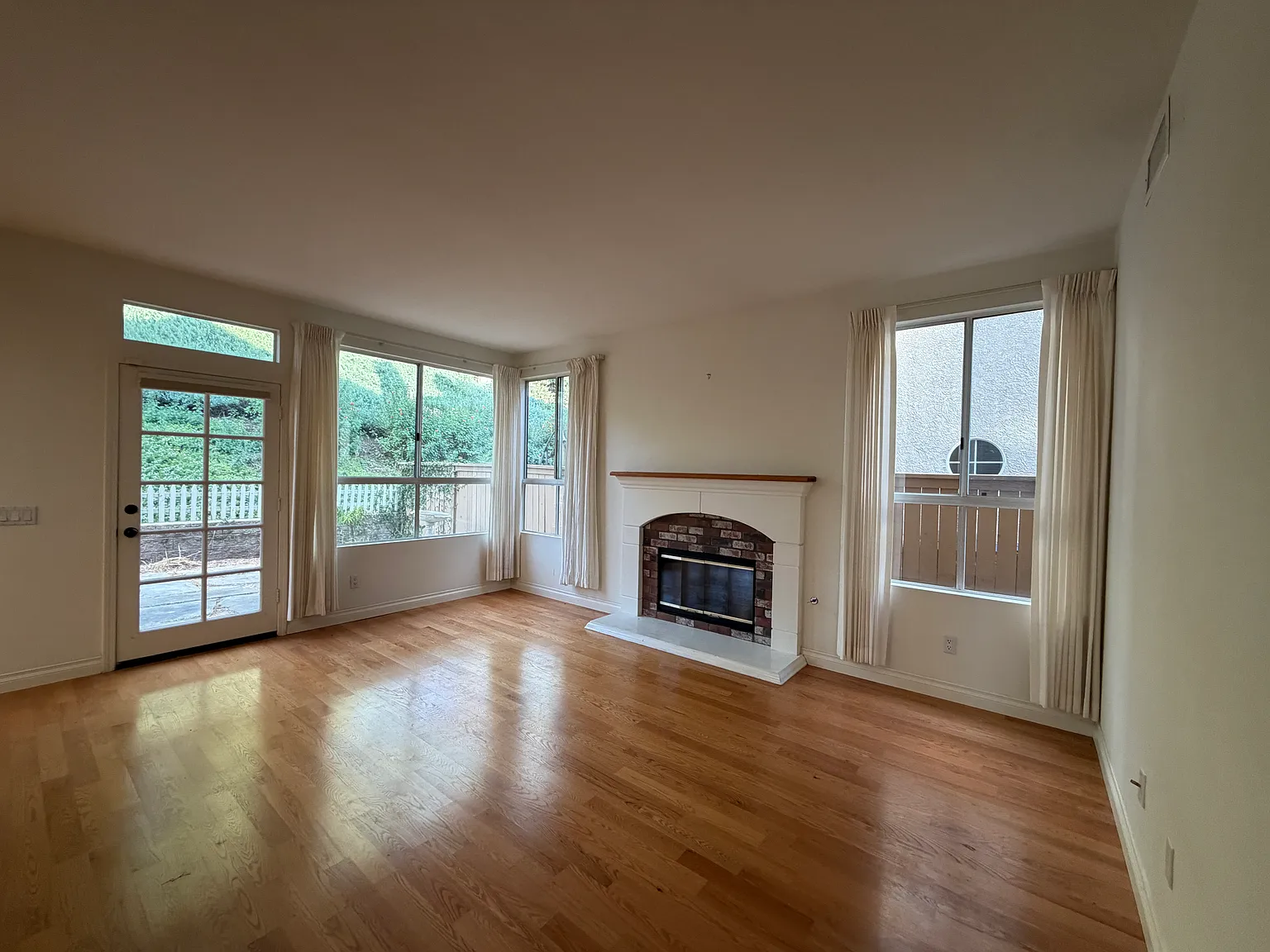 4 bed, 2123 sqft, $5,395 — Photo 2