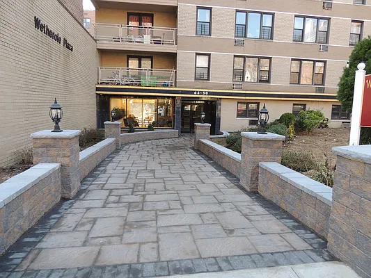 Sold by Winzone Realty Inc | media 25