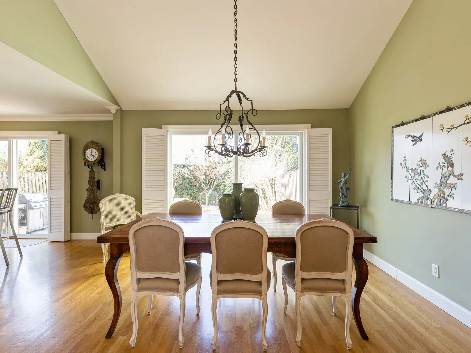 Southampton Village Immaculate French Country Condo — Photo 2
