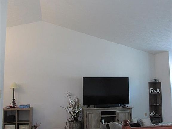 5th image of 1054 New London Dr