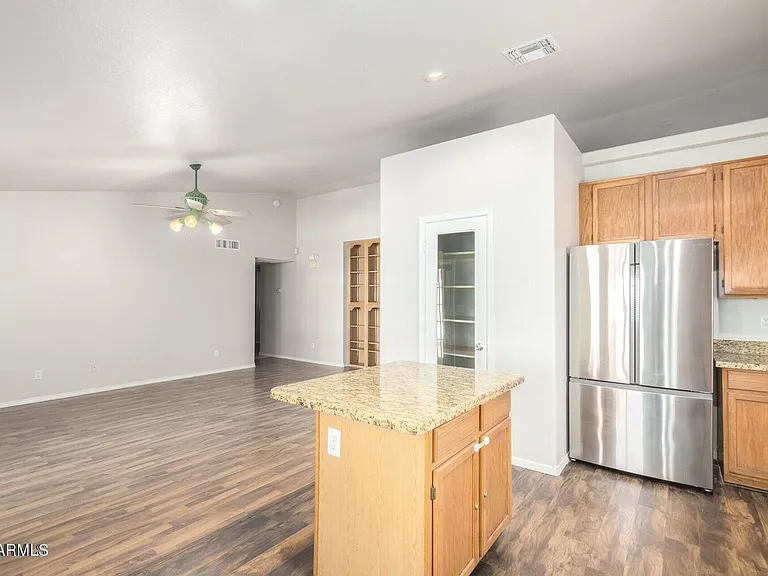 1924 E Sharon Dr — Photo 14