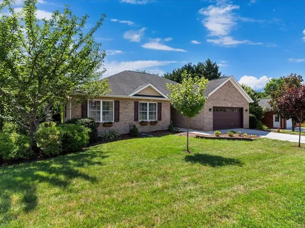 6920 Doral Dr, Radford, VA 24141