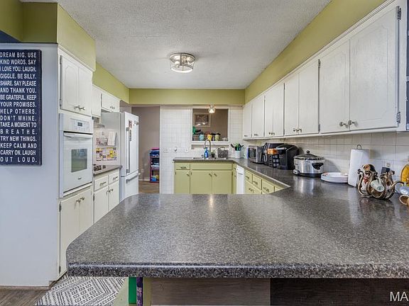 3rd image of 22807 Pioneer Dr