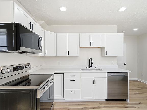 4th image of 234 Evergreen Ave