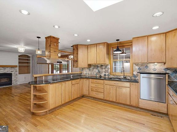 3rd image of 112 Cross Gate Dr