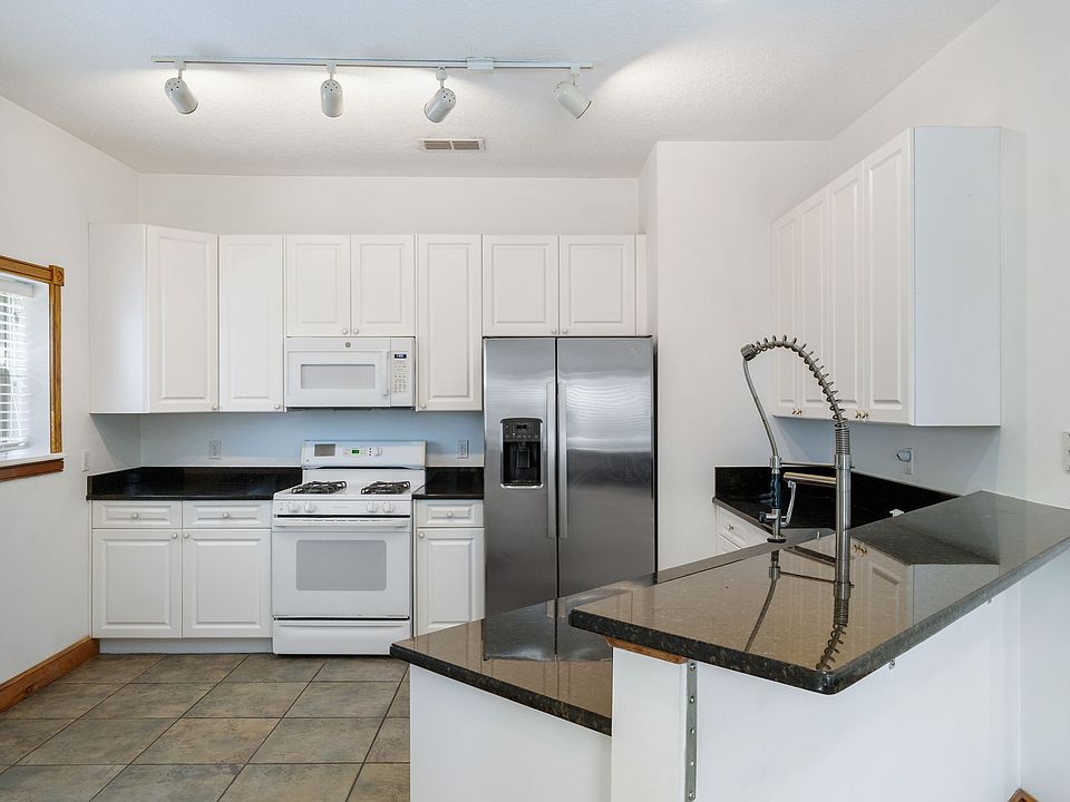 Kitchen, gas stove,refrig,dishwasher,microwave,disposal