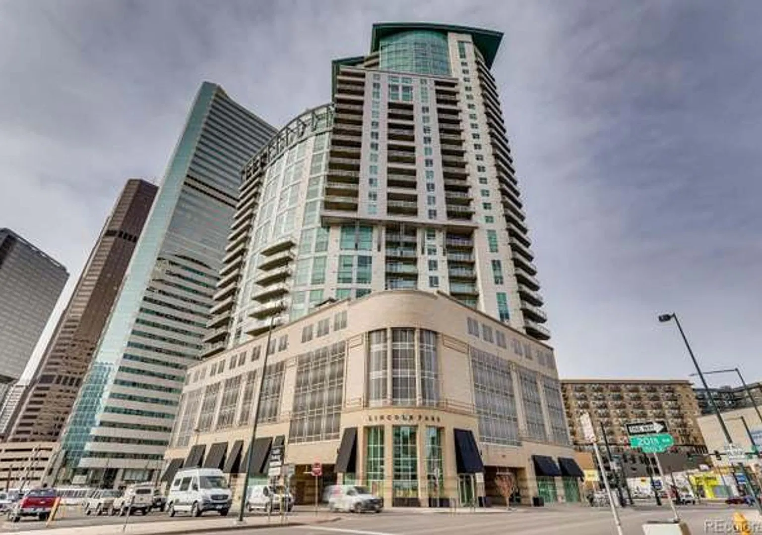 Large 2 bedroom 2 1/2 bath condo at One Lincoln Park — Photo 1