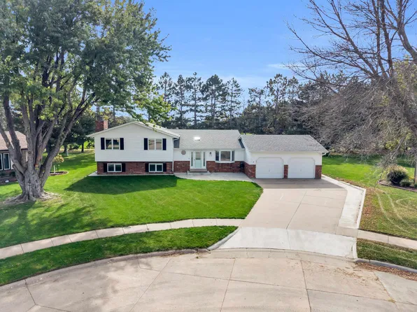 719 E 48th St, Kearney, NE 68847