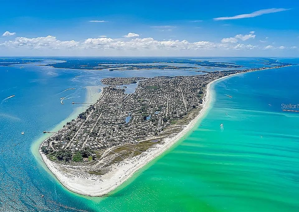 2nd image of 884 N Shore Dr