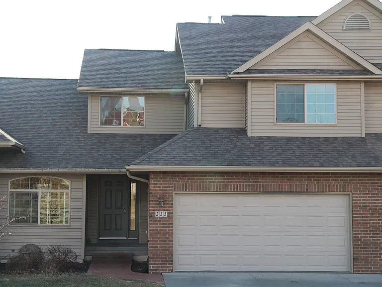 233 Woodfield Ct — Photo 1