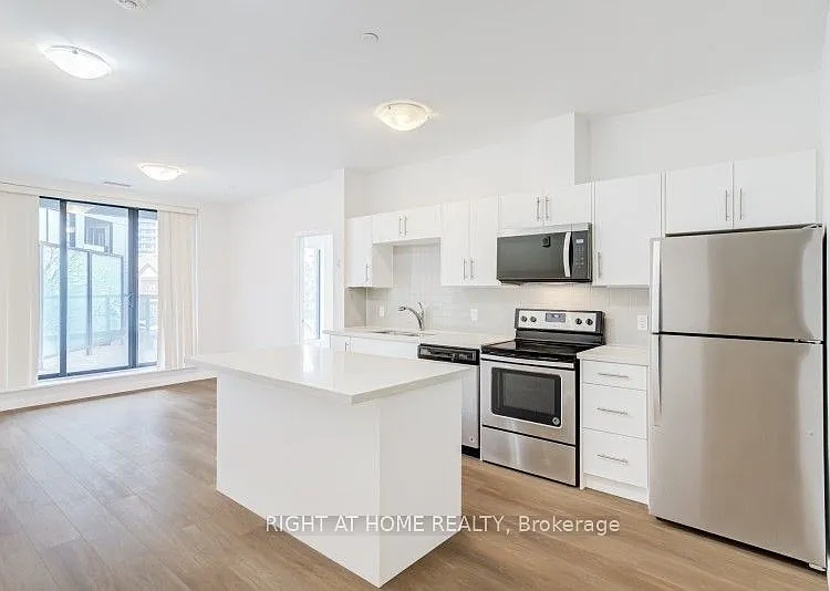 690 King St W #218 — Photo 5