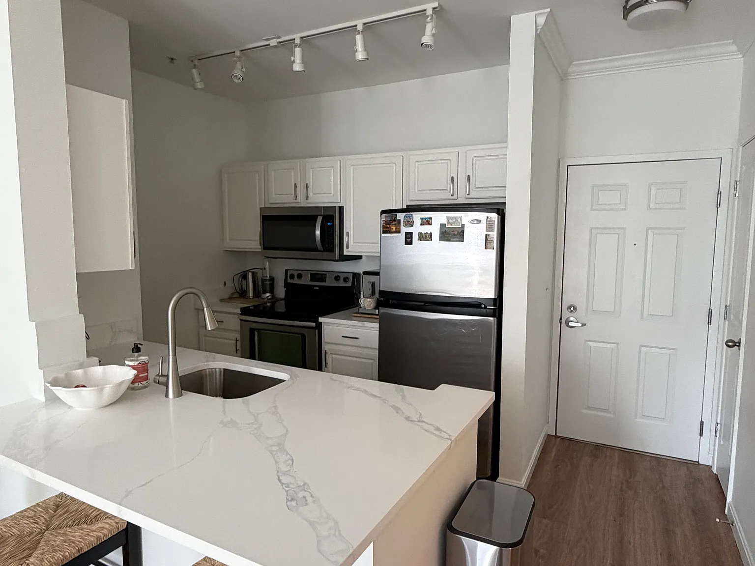 1 bed, 741 sqft, $2,400 — Photo 3