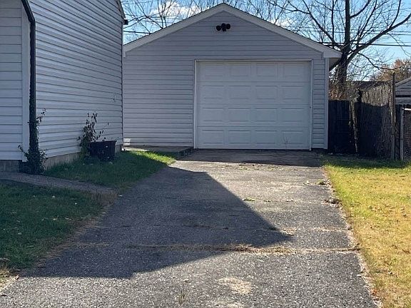 2nd image of 90 Marchmont Dr