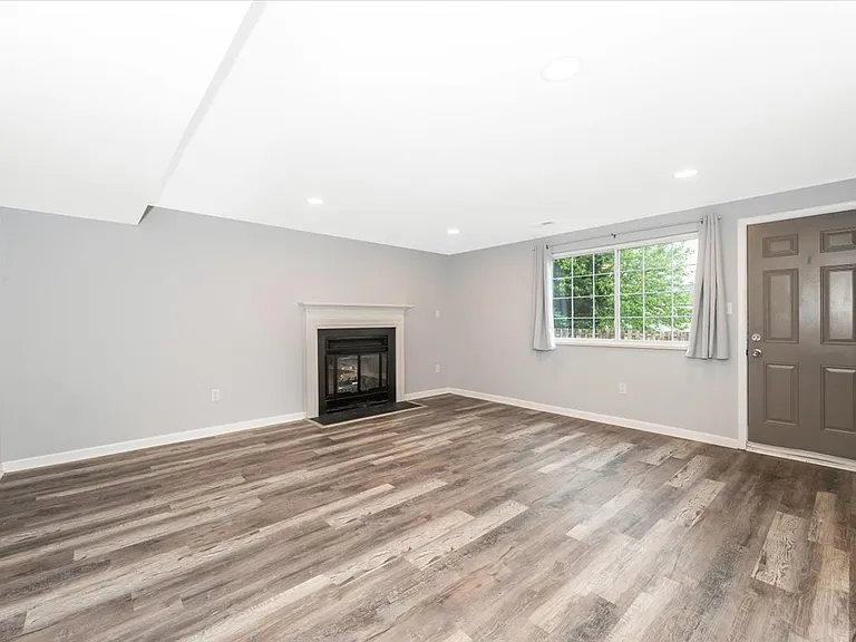 214 Ashfield Ct — Photo 4
