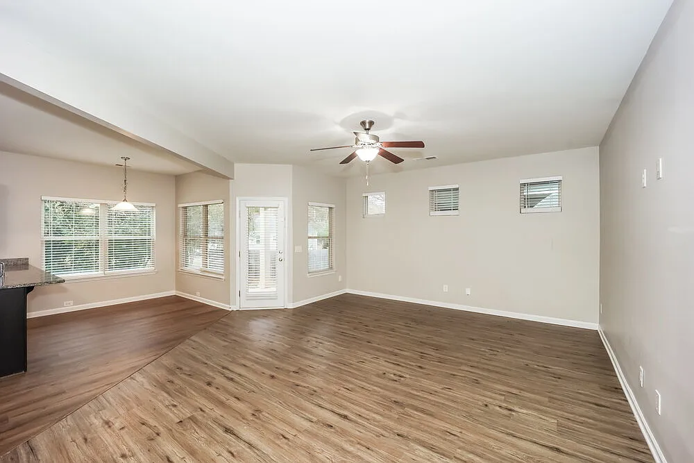 3 bed, 2.5 bath, 1844 sqft, $1,920 — Photo 4