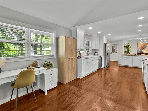 4th image of 1954 Timothy Dr NE