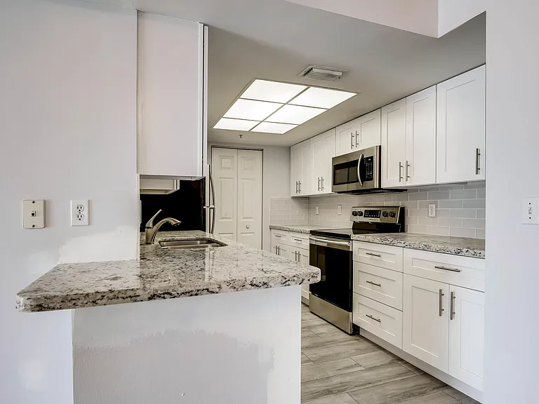 100 Crestwood Ct N #108 — Photo 3