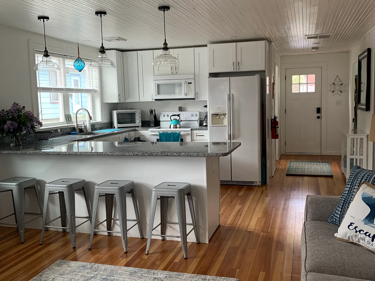 32 Grove Ave — Photo 2