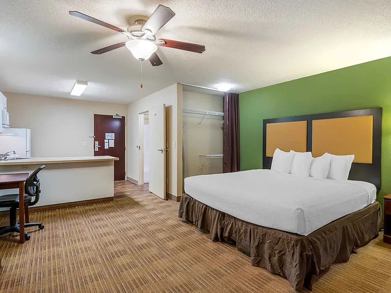 Deluxe Studio - 1 King Bed