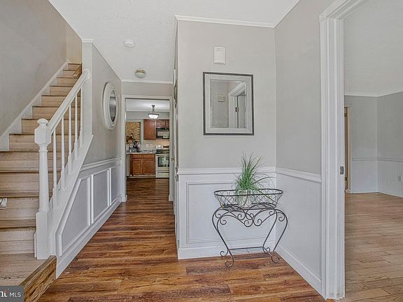 3rd image of 767 Sunnyfield Ln