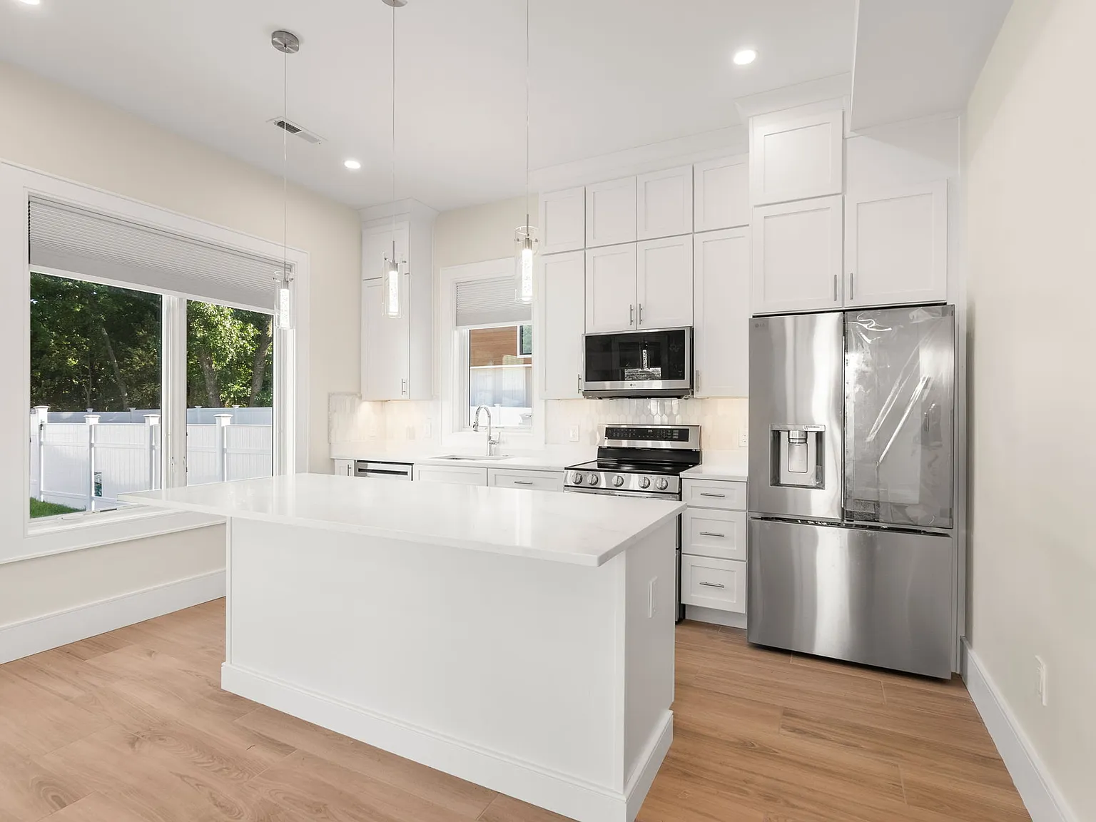 2 bed, 900 sqft, $2,700 — Photo 3