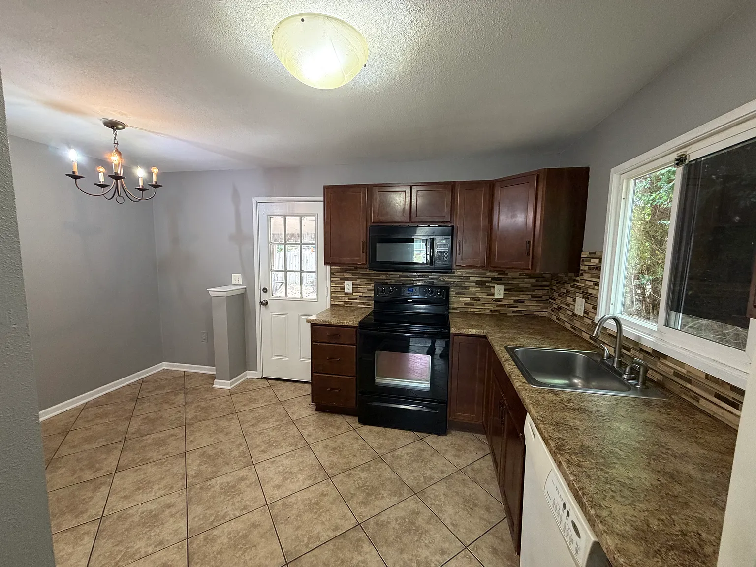 3 bed, 1015 sqft, $1,895 — Photo 4