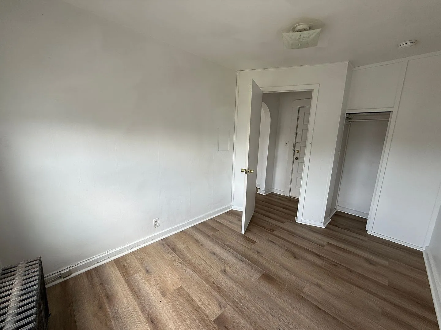 2 bedroom, 1 bathroom Apartment! JULY 2026! — Photo 4