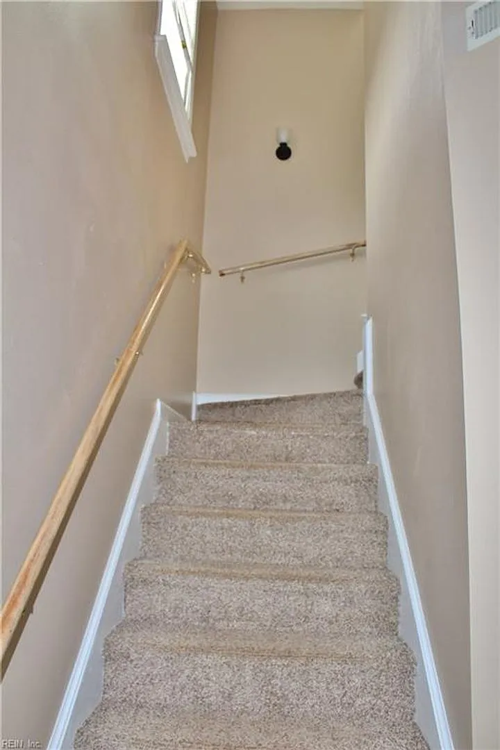 Adorable home in Hampton — Photo 2