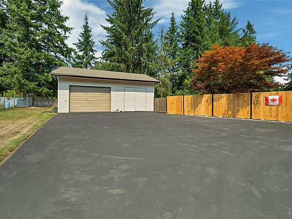 3rd image of 2246 Glenmore Rd
