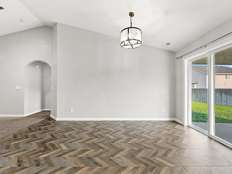 735 SW Huebert St — Photo 11