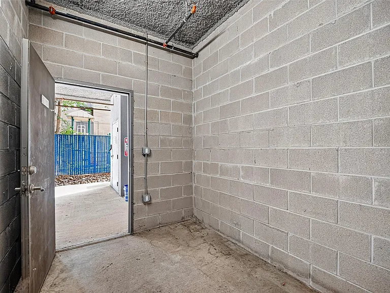 2401 Crawford St #B209 — Photo 38